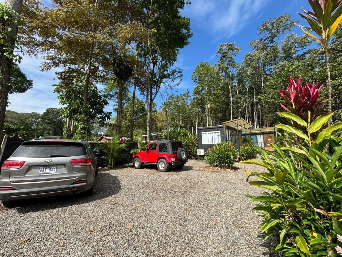 Propiedad completa con dos casas y parqueo en Puerto Viejo